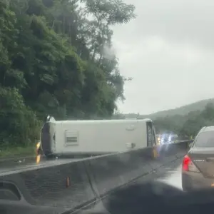 Micro-ônibus tomba na BR-101 e causa congestionamento de mais de 3 KM