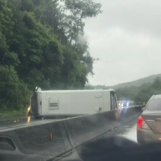 Micro-ônibus tomba na BR-101 e causa congestionamento de mais de 3 KM