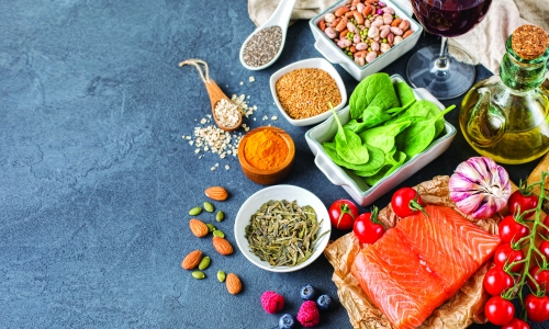 Comer sem atenção: o hábito silencioso que sabota a alimentação saudável