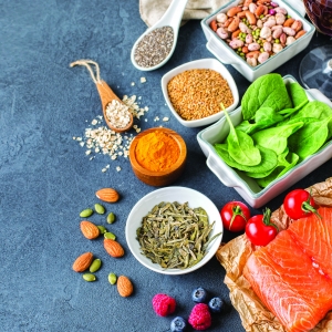 Comer sem atenção: o hábito silencioso que sabota a alimentação saudável