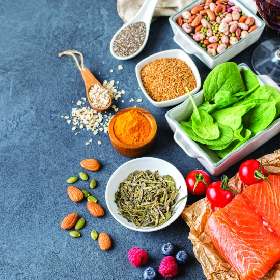 Comer sem atenção: o hábito silencioso que sabota a alimentação saudável