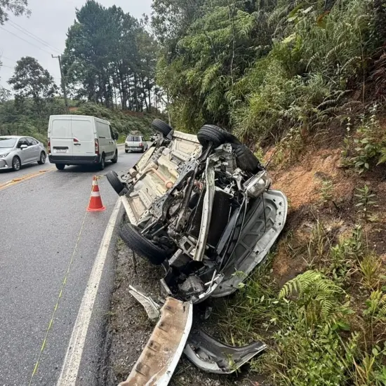 Homem de 33 anos é hospitalizado após acidente de carro na SC-108