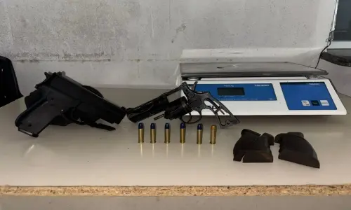 Após pular do segundo andar para fugir da polícia, homem é preso com arma carregada