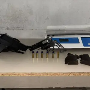 Após pular do segundo andar para fugir da polícia, homem é preso com arma carregada