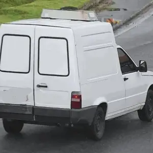 Fiorino registrada como furtada é encontrada com sinais de ligação direta