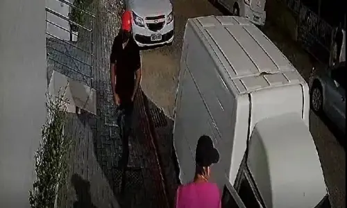 Fiorino registrada como furtada é encontrada com sinais de ligação direta