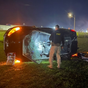 Motorista perde controle da direção, carro sai da BR-101 e capota carro em Tijucas
