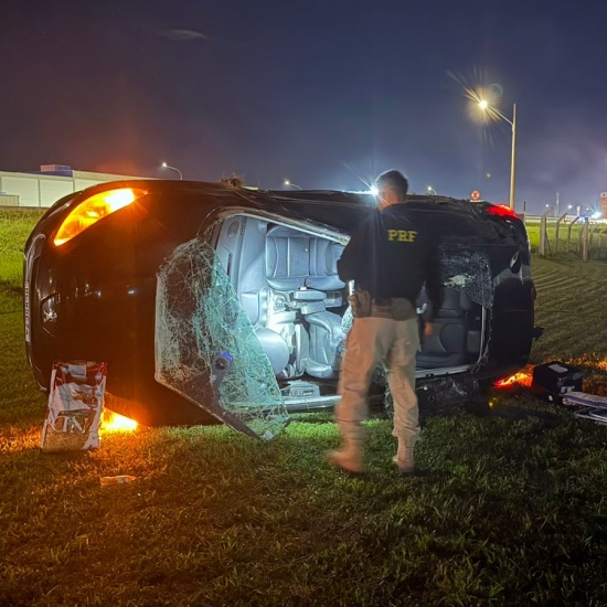 Motorista perde controle da direção, carro sai da BR-101 e capota carro em Tijucas