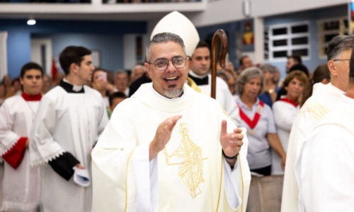 Padre que já atuou em Tijucas sorteia carro em rifa beneficente e gera polêmica após ganhar o prêmio