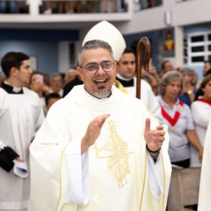 Padre que já atuou em Tijucas sorteia carro em rifa beneficente e gera polêmica após ganhar o prêmio