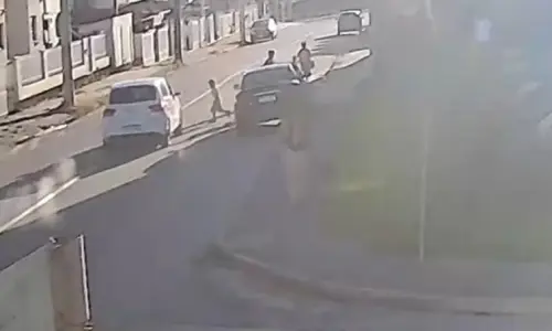 Criança é atropelada ao atravessar rua; câmera registra momento do acidente