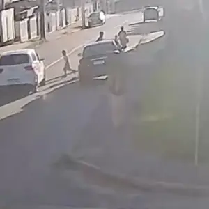 Criança é atropelada ao atravessar rua; câmera registra momento do acidente