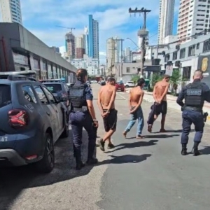 População contém três suspeitos após invasão a estande de tiro