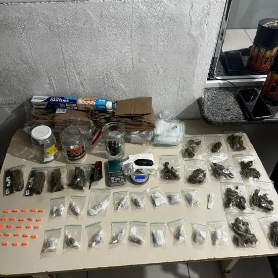 Comportamento suspeito leva homem à prisão por tráfico de drogas 