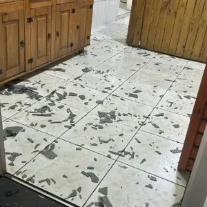 Restaurante é invadido e furtado em plena manhã; suspeito fugiu do local em bicicleta