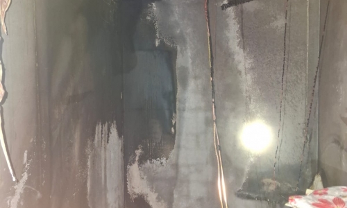 Incêndio destrói residência; morador que ajudou no combate as chamas é hospitalizado