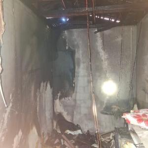 Chamas consomem 100 m² de edificação; civil é hospitalizado após inalar fumaça