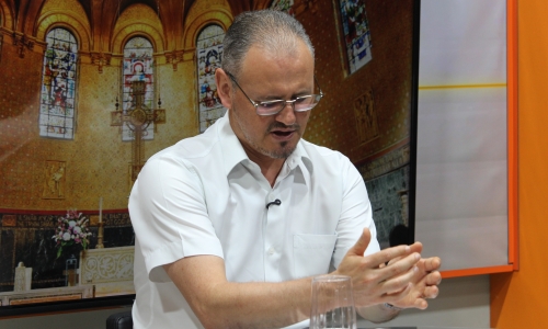 Padre Elizandro compartilha mensagens de fé que inspiram a sua sexta-feira, 10 de abril