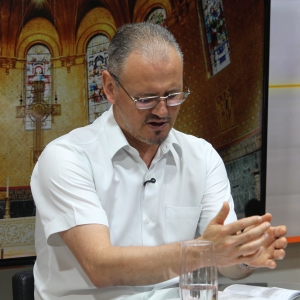 Padre Elizandro compartilha mensagens de fé que inspiram a sua sexta-feira, 10 de abril