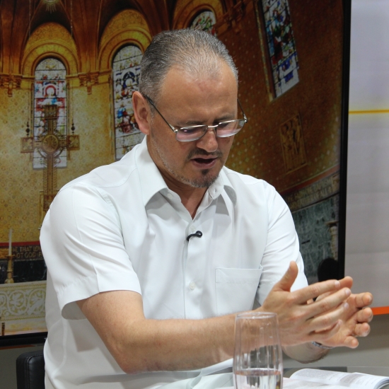 Padre Elizandro compartilha mensagens de fé que inspiram a sua sexta-feira, 10 de abril