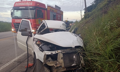 Colisão entre ônibus e Fiat Uno deixa motorista preso às ferragens na SC-410