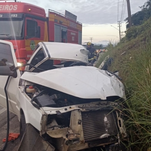 Colisão entre ônibus e Fiat Uno deixa motorista preso às ferragens na SC-410