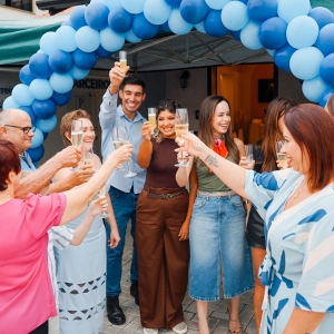 TEM FOTOS NO AR | Clínica capilar de Tijucas completa um ano com coquetel para clientes