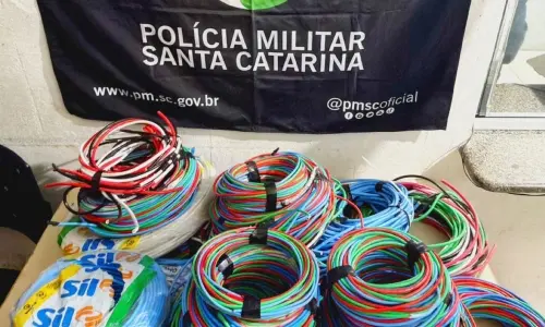Câmeras de segurança ajudam a incriminar dupla presa por furto de fios elétricos