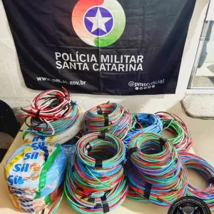 Câmeras de segurança ajudam a incriminar dupla presa por furto de fios elétricos