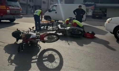 Colisão entre duas motocicletas em via movimentada deixa condutores feridos 
