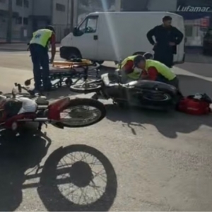 Colisão entre duas motocicletas em via movimentada deixa condutores feridos 