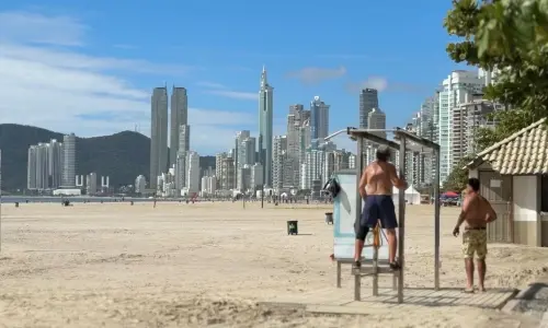 Sem turista, o comércio se reinventa: como Balneário Camboriú enfrenta a baixa temporada