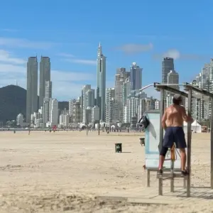 Sem turista, o comércio se reinventa: como Balneário Camboriú enfrenta a baixa temporada