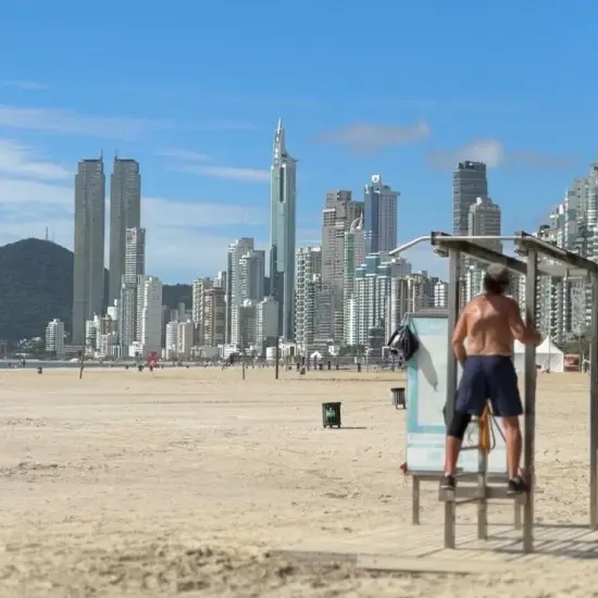 Sem turista, o comércio se reinventa: como Balneário Camboriú enfrenta a baixa temporada