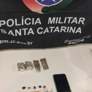 Bolso cheio, história vazia: Mais de 100g de drogas são apreendidas em bar de Tijucas 