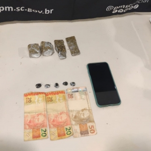 Bolso cheio, história vazia: Mais de 100g de drogas são apreendidas em bar de Tijucas 