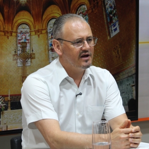 Padre Elizandro compartilha mensagens de fé que inspiram a sua quinta-feira, 16 de abril