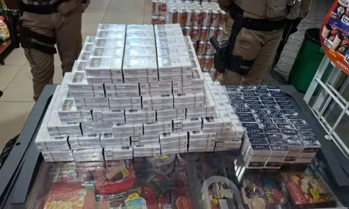 Dezoito maços e uma irregularidade: Agentes flagram marca de cigarro ilegal em conveniência de Tijucas