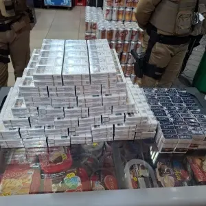 Dezoito maços e uma irregularidade: Agentes flagram marca de cigarro ilegal em conveniência de Tijucas