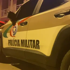 Comportamento evasivo e mandado ativo resultaram em prisão de suspeito