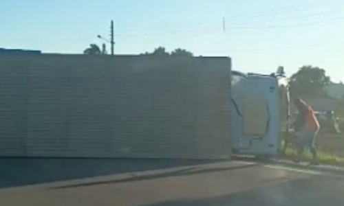 Tombamento de caminhão causa congestionamento na BR-101; motorista