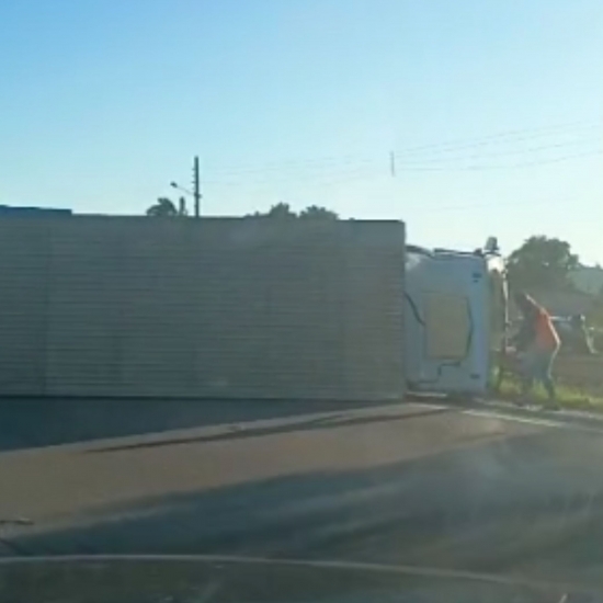 Tombamento de caminhão causa congestionamento na BR-101; motorista