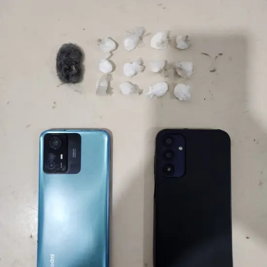 Pai e filho são flagrados com drogas durante ação policial