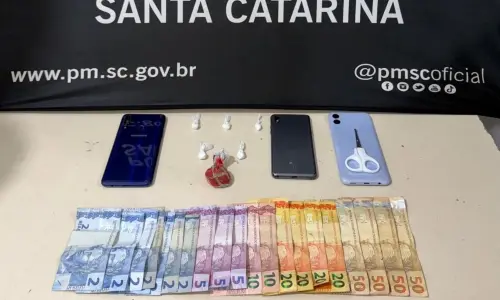 Casal é detido por tráfico de drogas e maus-tratos após utilizarem os filhos para ocultar drogas