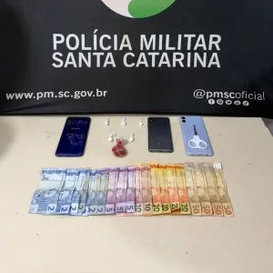 Casal é detido por tráfico de drogas e maus-tratos após utilizarem os próprios filhos para ocultar entorpecentes