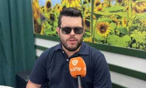 ASSISTA ▶️ | A voz que enxerga o jogo: comentarista cego inspira ouvintes em Tijucas