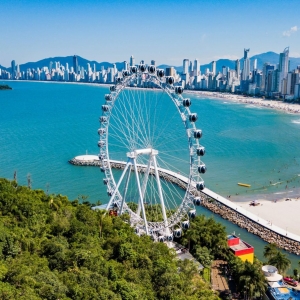 Carro próprio, aluguel de imóvel e viagem em família: como o turista chega e se instala na Costa Verde & Mar