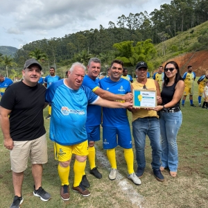 Quinze anos após a morte, atleta local recebe homenagem em inauguração de campo de futebol