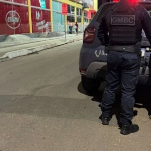 Fuga em motinha elétrica termina em delegacia; jovem rompeu lacre de apreensão e fugiu da fiscalização 