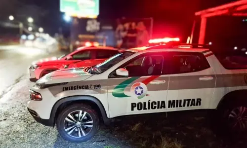 Criminosos disparam contra dois homens e fogem sem ser identificados